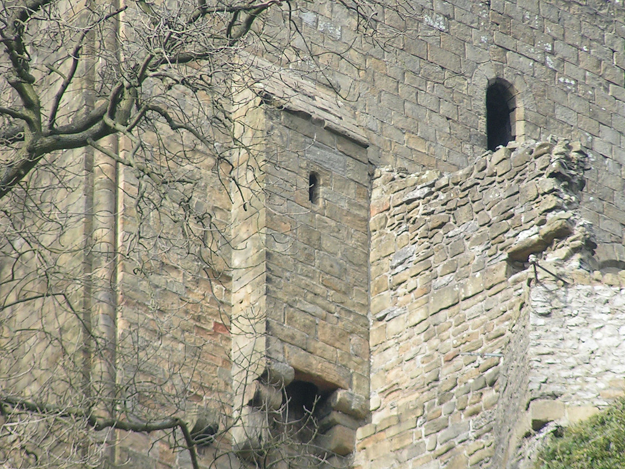 Kristin Holt | Indoor Plumbing in Victorian America. Photo: The garderobe at Peveril Castle, Derbyshire, England. The chute visible at the lower-center of image allows waste to fall outside the castle (in the moat or pit and away from the sleeping chambers). [Image: Public Domain, courtesy of Wikipedia]