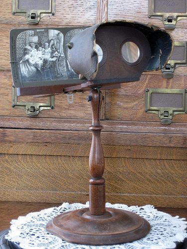 Kristin Holt | Stereoscopes: Victorian Photograph Viewing.. Antique stereoscope and stereogram, circa 1850s. Image: courtesy of Pinterest.