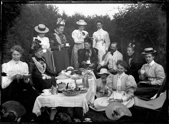 Kristin Holt | A Victorian Picnic Basket: Recipes and Rules. Vintage Photograph: Victorian Picnic, circa 1900, image via Pinterest.