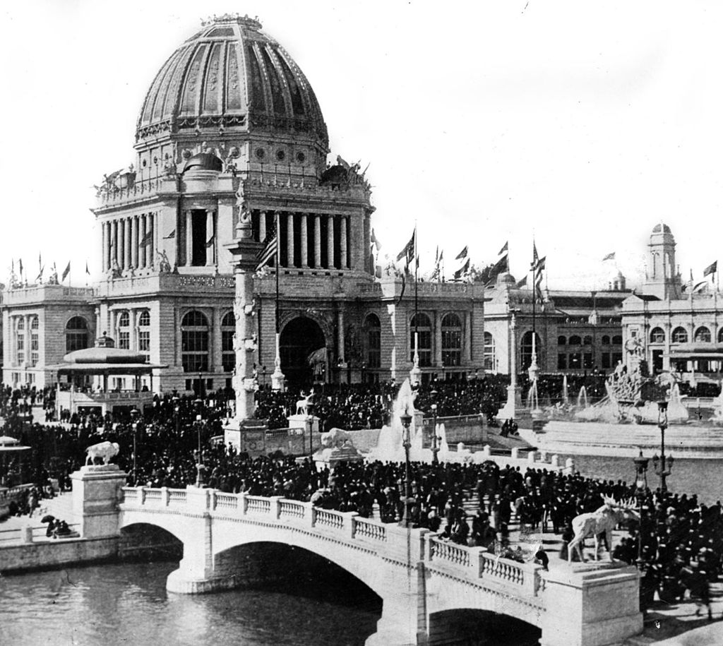 The Administration Building and Grand Court during the October 9, 1893, commemoration of the 22nd anniversary of the Chicago Fire. [Image: Public Domain, via Wikipedia]