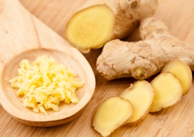 Kristin Holt | Ginger root: whole, sliced, crushed. Image copyright: Freepik, used with premium subscription.