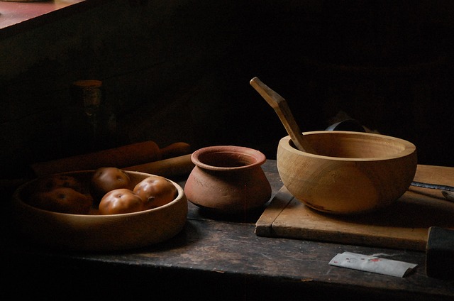 Kristin Holt | DIY Yeast in Victorian America. Photo of potatoes among wooden kitchen bowls. Courtesy of alluregraphicdeisgn from Pixabay.